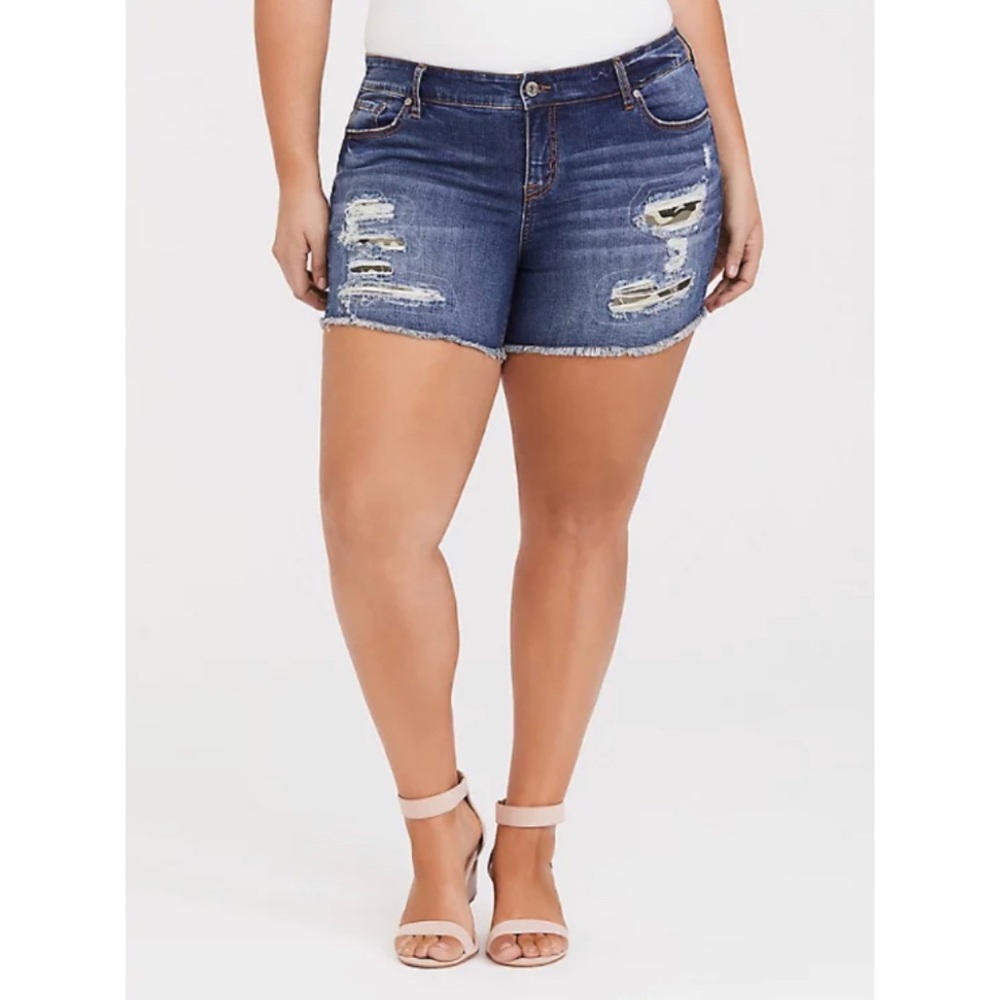 🆕 Camo Underlay Classic Denim Short Vintage Stretch Medium Wash 26 NWT Torrid